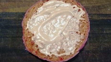 розовый бургер с нежнейшей котлетой