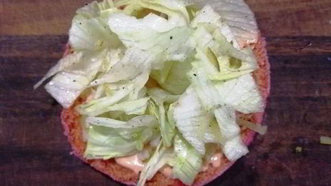 розовый бургер с нежнейшей котлетой