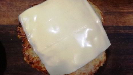 розовый бургер с нежнейшей котлетой