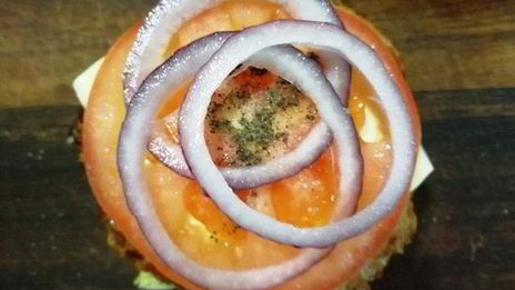 розовый бургер с нежнейшей котлетой