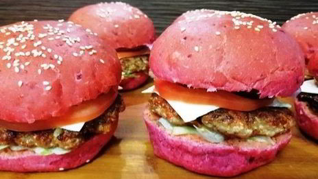 розовый бургер с нежнейшей котлетой