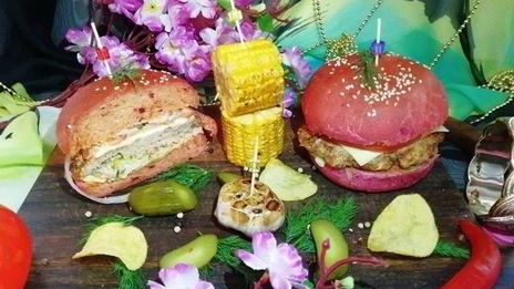 розовый бургер с нежнейшей котлетой