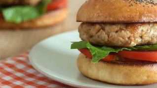 Румяный бургер с тунцом