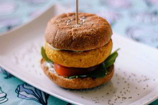 Вегетарианский бургер из нута с соусом из йогурта