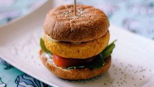 Вегетарианский бургер из нута с соусом из йогурта