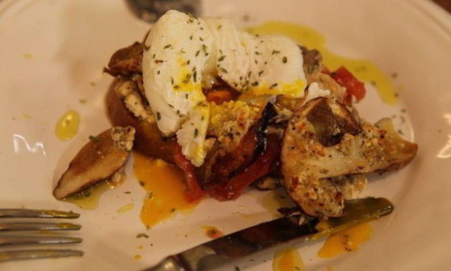 Рецепт бутерброд с грибами, помидором и яйцом пашот