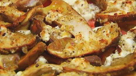 бутерброд с грибами, помидором и яйцом пашот