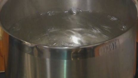 бутерброд с грибами, помидором и яйцом пашот