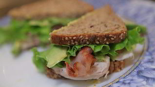 Бутерброд с курицей, беконом и авокадо