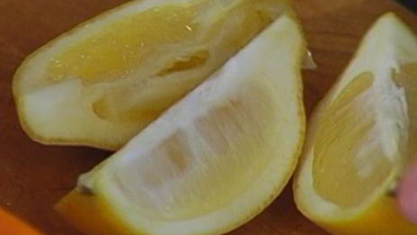 бутерброд с курицей, беконом и авокадо