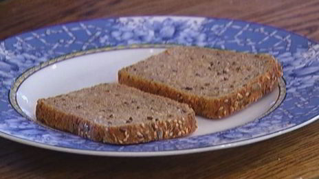 бутерброд с курицей, беконом и авокадо