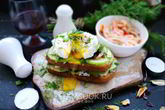 Бутерброд с маринованным кальмаром и яйцом