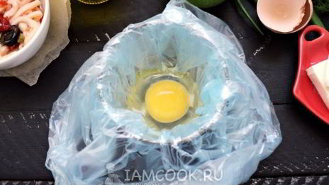 бутерброд с маринованным кальмаром и яйцом