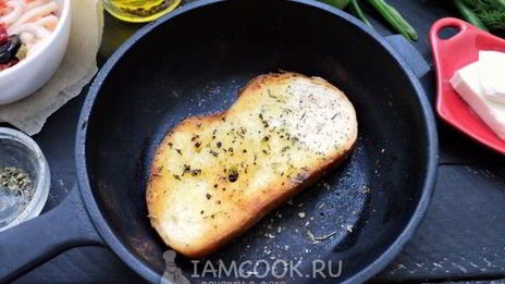 бутерброд с маринованным кальмаром и яйцом