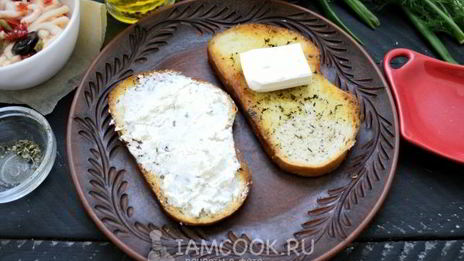 бутерброд с маринованным кальмаром и яйцом