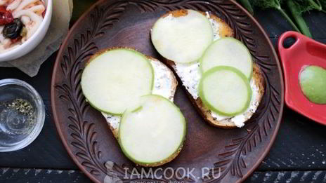 бутерброд с маринованным кальмаром и яйцом