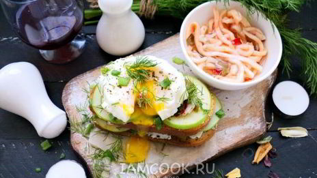 бутерброд с маринованным кальмаром и яйцом