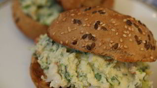 Бутерброд с раками и маскарпоне