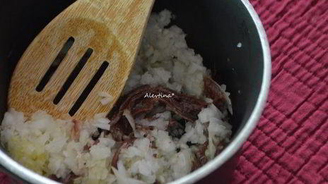 бутерброд с томатами и анчоусной заправкой