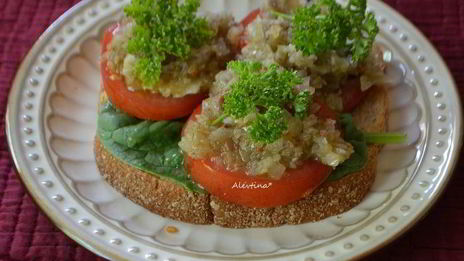 бутерброд с томатами и анчоусной заправкой