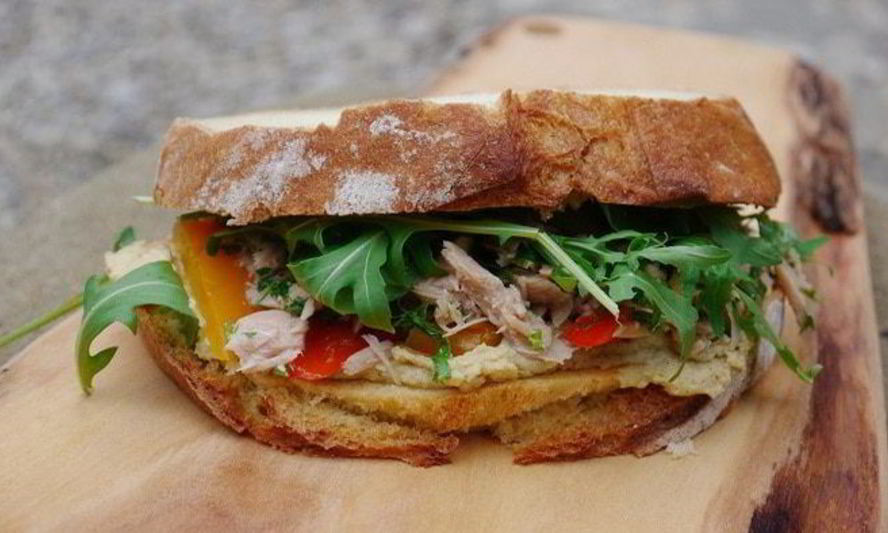 Рецепт бутерброд с тунцом, запеченным перцем и хумусом