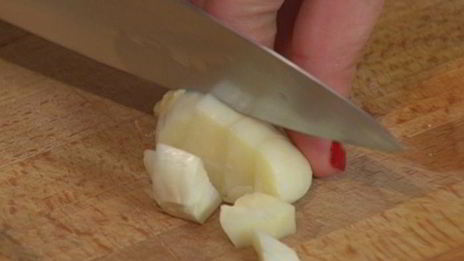 бутерброд с тунцом, запеченным перцем и хумусом