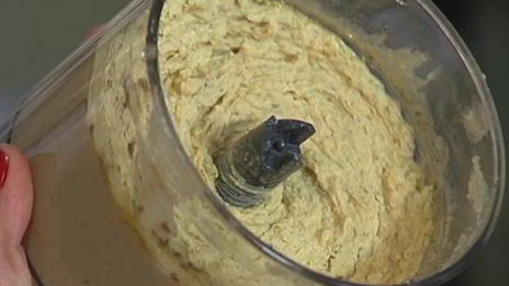 бутерброд с тунцом, запеченным перцем и хумусом