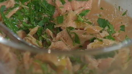 бутерброд с тунцом, запеченным перцем и хумусом