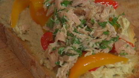 бутерброд с тунцом, запеченным перцем и хумусом