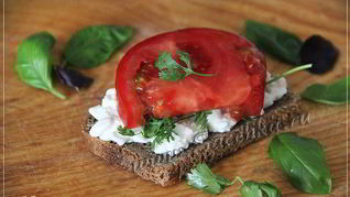 Бутерброд с творогом и помидорами