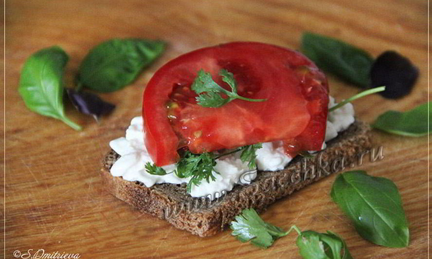 Рецепт бутерброд с творогом и помидорами