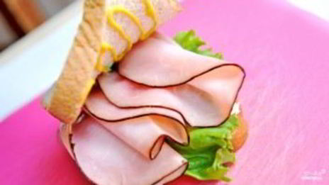 бутерброд с ветчиной и помидорами