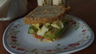 Бутерброд с яичницей-болтуньей и авокадо