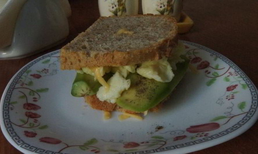 Рецепт бутерброд с яичницей-болтуньей и авокадо