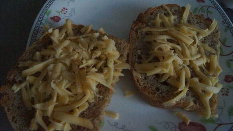 бутерброд с яичницей-болтуньей и авокадо