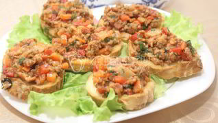 Бутерброды с фаршем и томатным соусом