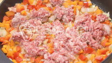 бутерброды с фаршем и томатным соусом