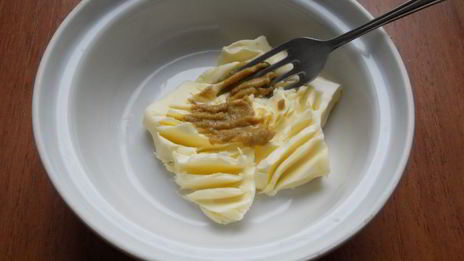 бутерброды с горчичным маслом и икрой мойвы