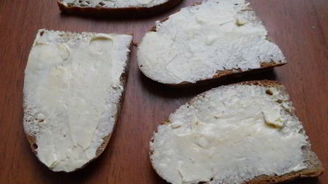 бутерброды с горчичным маслом и икрой мойвы