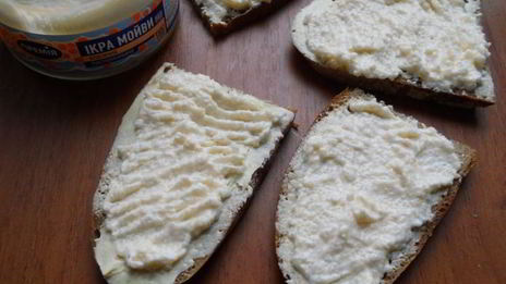 бутерброды с горчичным маслом и икрой мойвы