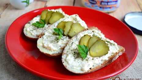 бутерброды с горчичным маслом и икрой мойвы