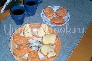 Бутерброды с колбасой, сыром и помидорами