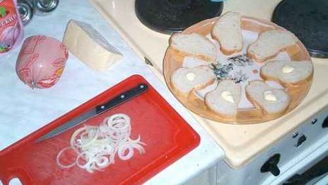 бутерброды с колбасой, сыром и помидорами