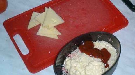 бутерброды с колбасой, сыром и помидорами