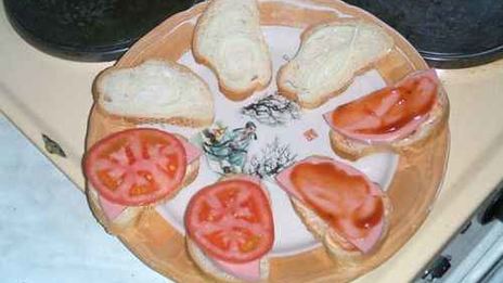 бутерброды с колбасой, сыром и помидорами