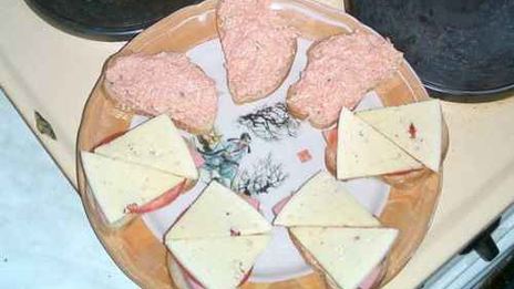 бутерброды с колбасой, сыром и помидорами