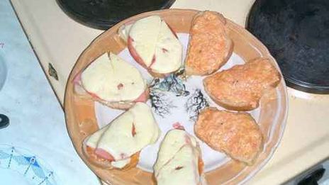 бутерброды с колбасой, сыром и помидорами