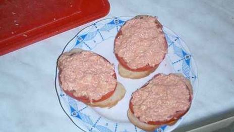 бутерброды с колбасой, сыром и помидорами