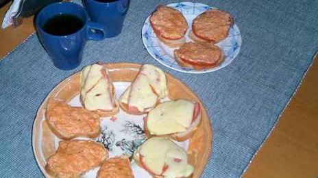 бутерброды с колбасой, сыром и помидорами