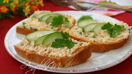 бутерброды с консервированной горбушей и сыром